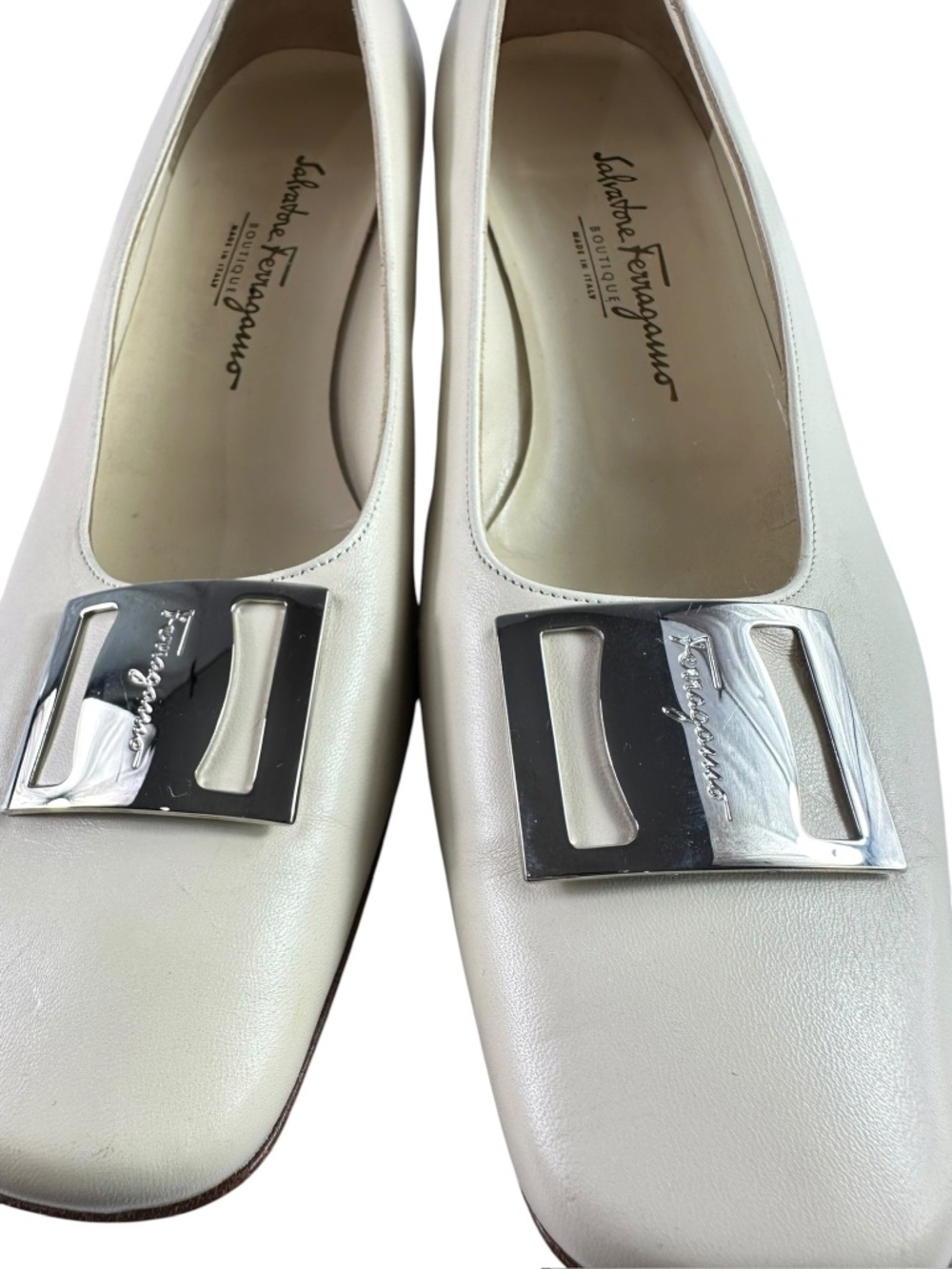 Genuine Vintage SALVATORE FERRAGAMO Vara Cream Leather Heels 9 B Made In Italy